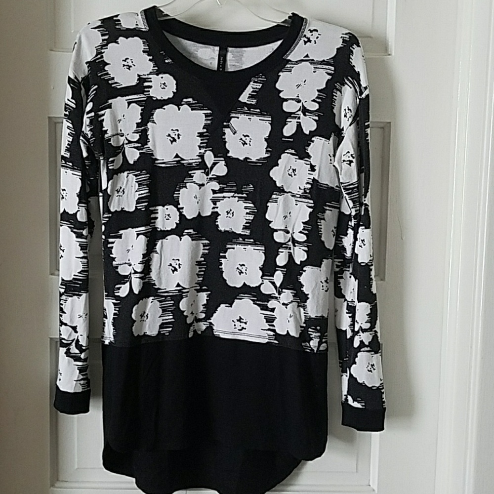 Eric and Lani long sleeve top. XS